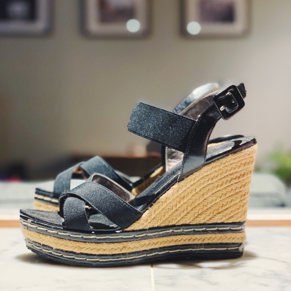 Black wedges